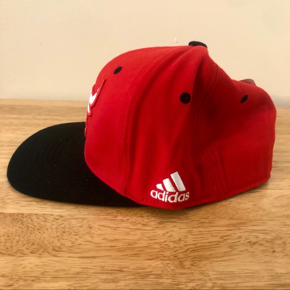 NWOT tags red adidas Chicago Bulls flexfit hat! - Picture 2 of 4